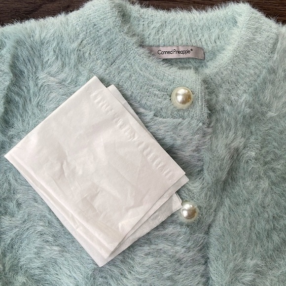 【Sold】Furry round neck cardigan with pearl button - Picture 4 of 4
